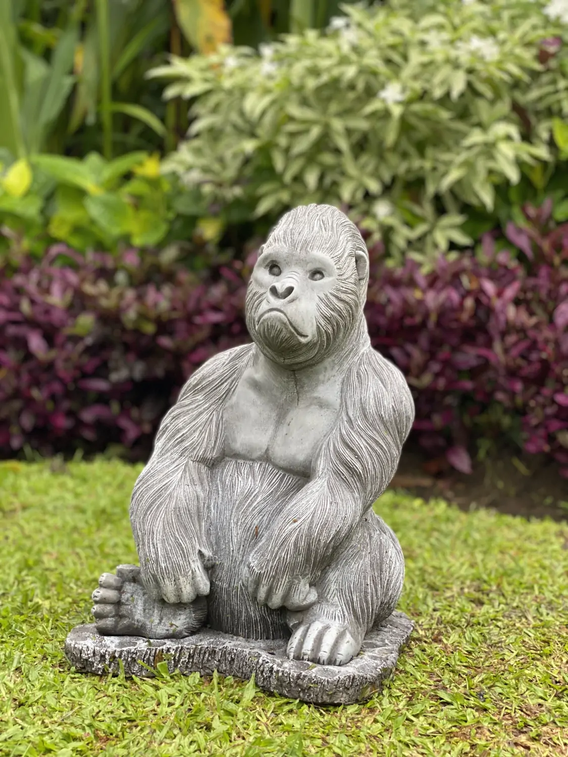  Product image 2 of the product “Barney - Gorilla seated on a base, 40 cm H | cast stone ”